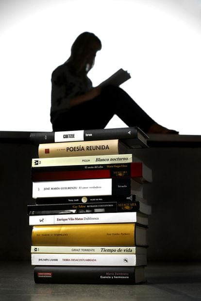Pila de libros de los autores destacados por los críticos de Babelia.