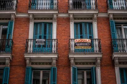 Carteles de venta y alquiler de pisos en el barrio de La Latina, en Madrid.