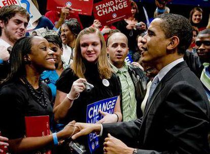 El precandidato presidencial demócrata Barack Obama conversa con unas seguidoras durante un acto de campaña en Columbia, Carolina del Sur.