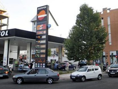 Colas en una gasolinera de la calle Alcal&aacute; de Madrid.