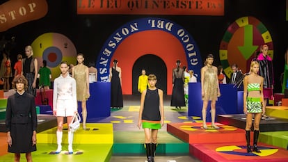 Un grupo de modelos desfila para Dior en su presentación de los diseños de primavera/verano 2022, en París.