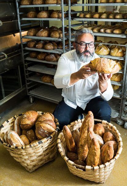Roberto Fernández Echevarría (con una hogaza en la foto) es uno de los panaderos más reputados del País Vasco. Tiene obrador central y dos tiendas Crosta en Zalla. También manda sus productos a restaurantes de renombre. <a href="https://crostaogitegia.com/" rel="nofollow" target="_blank">Crosta</a> lo abrió hace 10 años pero en el oficio lleva más de 35, "desde que tengo uso de razón". Es más, en alguna ocasión, este artesano, cuarta generación de una familia de panaderos, ha contado que nació junto a un horno. Sus piezas están elaboradas con harinas de primera calidad y mediante fermentaciones lentas. Él destaca su hogaza Crosta, elaborada con cuatro harinas distintas.
