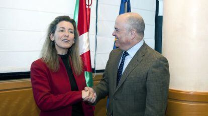 Los consejeros Ana Oregi y Luis Zarraluqui, antes de su reunión en el Gobierno vasco.
