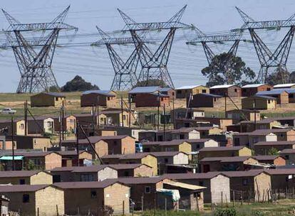 La carencia de electricidad suficiente por falta de inversiones amenaza la continuidad de las actuales tasas de crecimiento de Suráfrica.