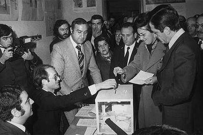 El ex presidente Adolfo Suárez, a la derecha, observa a su mujer, Amparo Illana, mientras vota en el referéndum sobre la Reforma Política (1976).
