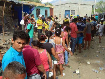 Habitantes de Cúcuta alimentan a deportados de Venezuela en septiembre. / MAURICIO DUEÑAS CASTAÑEDA (EFE)