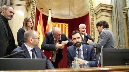 Roger Torrent (sentado, a la derecha), con otros miembros de la Mesa del Parlament y letrados.