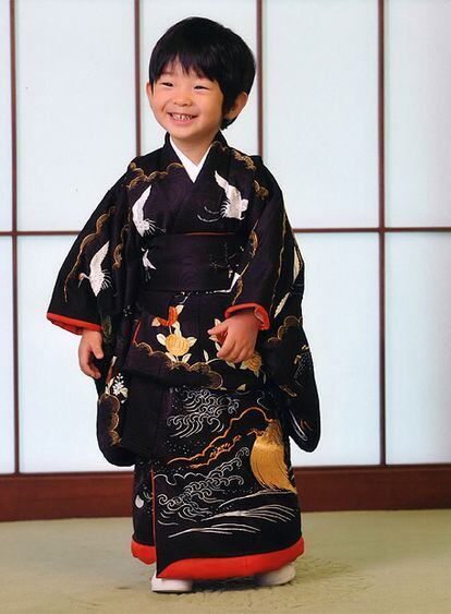 El príncipe Hisahito, tercero en la línea sucesoria al trono Imperial de Japón, cumple tres años. El hijo del príncipe Akishino y la princesa Kiko se convirtió al nacer, en 2006, en el primer sucesor varón en el seno del Trono del Crisantemo en 41 años, en un sistema hereditario exclusivamente masculino. El niño es el único varón del segundo hijo del emperador Akihito y ocupa el tercer lugar en la sucesión por detrás de su tío, el príncipe Naruhito, de 49 años, y de su padre Akishino, de 43.