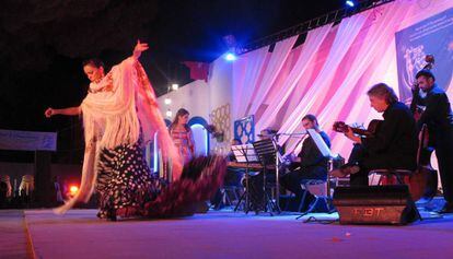 La bailaora Melisa Calero en plena actuación en el Festival de Testur. A la derecha, el guitarrista Manuel Delgado.