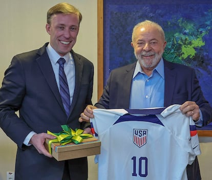 Lula, junto al consejero de Seguridad Nacional de EE UU, Jake Sullivan, este lunes en Brasilia.
