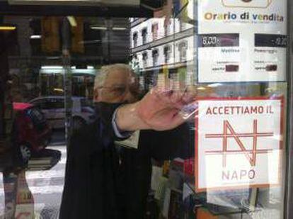 Fotografía facilitada por el Ayuntamiento de Nápoles, que se ha convertido en el primer organismo institucional en Europa que ha lanzado con gran éxito una moneda complementaria, para afrontar la crisis y fomentar el consumo.