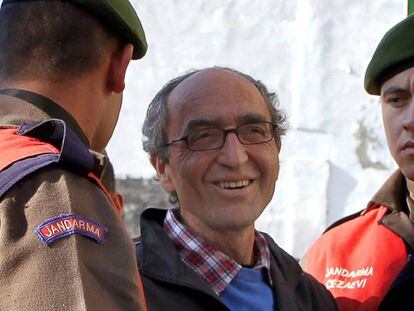 El escritor Dogan Akhanli (c) escoltado para asistir a un juicio en Estambul, en 2010
