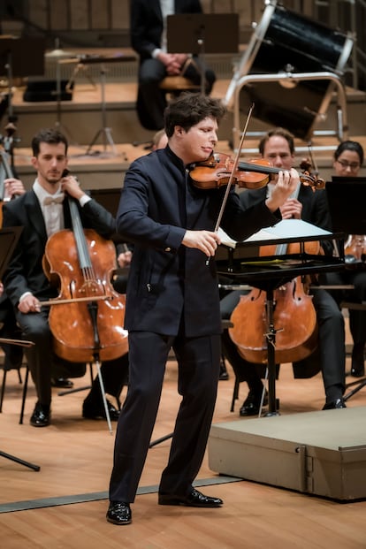 El solista Augustin Hadelich, durante el concierto.