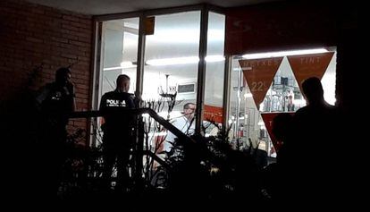 Agentes en el exterior de la peluquería donde han ocurridos los hechos.