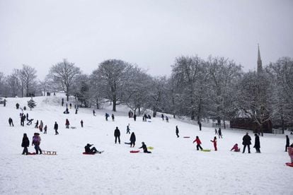 Londinenses disfrutan de la nieve en el parque Greenwich de Londres.