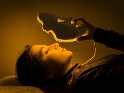 Una mujer se somete a un tratamiento de luz LED.