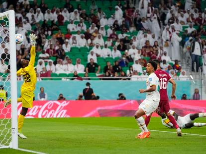 El remate de cabeza de Famara Diedhiou que terminó en gol, el segundo de Senegal a Qatar.