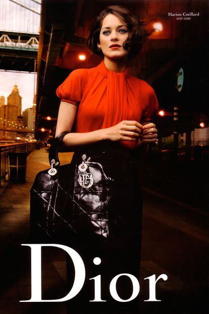 MISS DIOR: PRIMAVERA-VERANO 2009. En el año 2009 Marion Cotillard era la mujer de moda, acababa de ganar el Oscar por La vie en rose y fichó como imagen de Dior. Su primera campaña para la maison francesa la firmó Peter Lindbergh.