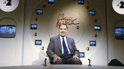 Charles Pasqua, dos veces ministro del Interior de Francia, sonríe en el plató del programa de la televisión francesa 'L'heure de la verité', en 1988.