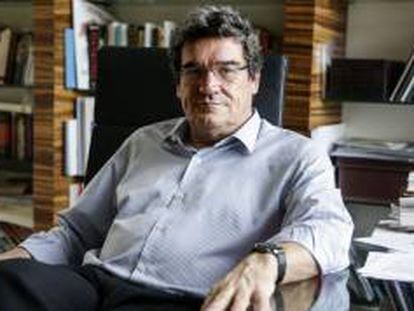 El ministro de Inclusión, Seguridad Social y Migraciones, José Luis Escrivá, en su despacho