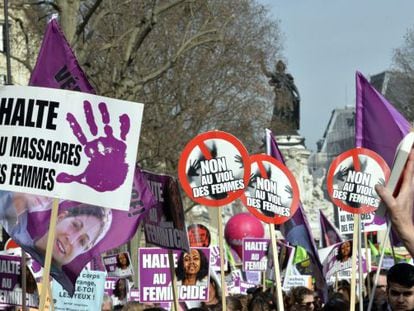 Manifestaci&oacute;n por el d&iacute;a internacional de la mujer en la que se portaron pancartas contra la violaci&oacute;n, ayer en Paris. 