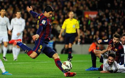 Luis Suárez golpea el balón en el último Barça-Real Madrid.