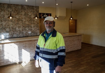Mircae Candea, alguacil de Castejón, posa en el local municipal llamado a acoger un nuevo bar en el pueblo. Se piden al menos 175 euros al mes, la alcaldesa explica que ya han recibido una treintena de ofertas. El establecimiento se reformó hace dos años. Quien llegue tendrá que montar la cocina.