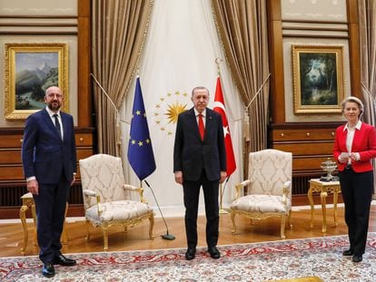 Recep Tayyip Erdogan, flanquedo por Charles Michel y Ursula von der Leyen, en su polémica reunión.