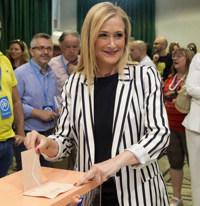 Cristina Cifuentes mientras votaba ayer en Ferraz