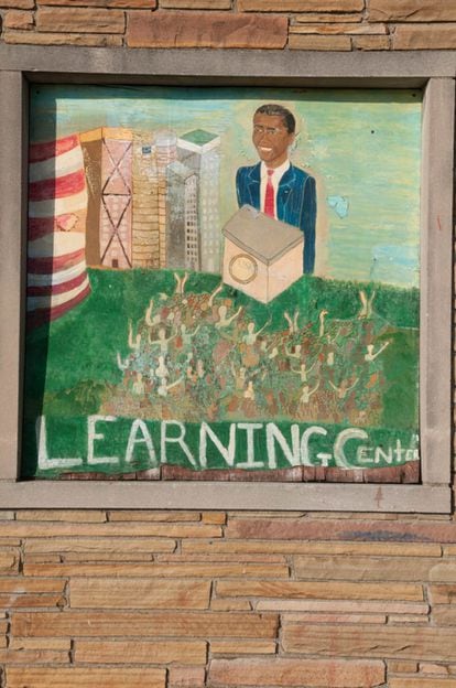 Este retrato muestra al presidente Obama dirigéndose hacia un público en un parque. Se encuentra en el exterior del Jumpstart Learning Center, un centro educativo cuya directora pagó a un artista de folk para realizar la obra. La imagen, que proyecta a un Obama amable, sonriente, está en un suburbio de Detroit (Michigan).