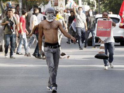 Un manifestante se encara a la polic&iacute;a en Estambul.