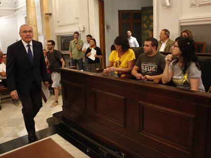 El alcalde Pellicer, en el Pleno, ante los ediles de la CUP. En vídeo, los tres concejales de la CUP de Reus juran la Constitución en tono de burla.