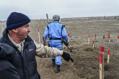 Ihtiram Jaferov, jefe regional de la agencia de desminado ANAMA, da órdenes a sus empleados. Jaferov asegura que, en su retirada, los armenios colocaron nuevas minas y que limpiar la zona llevará hasta cinco años.