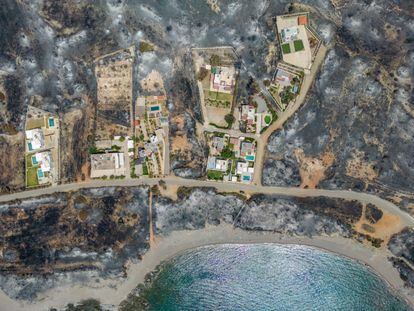 Vista aérea de casas mientras tiene lugar un incendio forestal en la isla de Rodas, Grecia, 27 de julio de 2023.