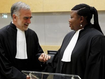 El que fuera fiscal de la Corte Penal Internacional (CPI) Luis Moreno-Ocampo (izda) conversa con su sucesora, la gambiana Fatou Bensouda (dcha), durante la toma posesi&oacute;n en la CPI en La Haya (Holanda) hoy.