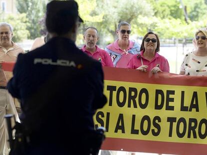 Partidarios del Toro de la Vega, este miércoles en Valladolid.