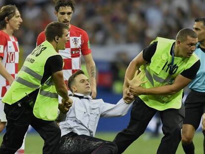 Piotr Verzílov, cuando saltó al campo durante la final del Mundial de fútbol entre Francia y Croacia el 15 de julio. En vídeo, perfil de Verzílov.