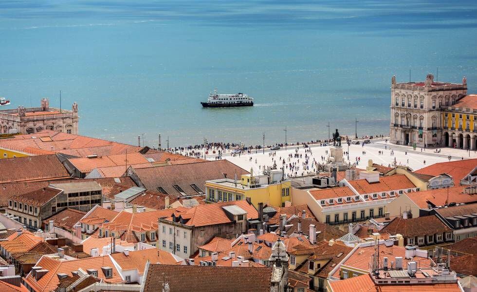 Vista de la plaza do Comércio, a orillas del Tajo, en Lisboa.
