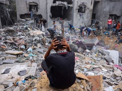 Un niño, ante los restos de un edificio destruido tras un ataque israelí en Rafah, al sur de la franja de Gaza.