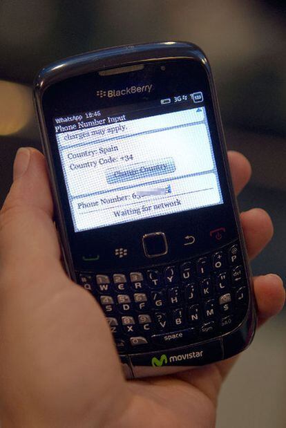 Un móvil Blackberry en España, sin cobertura ayer.