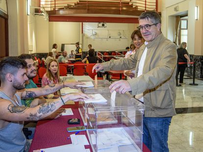 Patxi López votaba el domingo en un colegio de Portugalete.