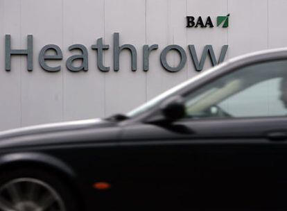 Rótulo de identificación en la fachada del aeropuerto londinense de Heathrow.
