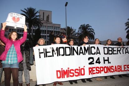 700 personas protestan en Tarragona por el horario de hemodinámica.