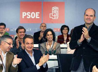 El presidente de la Junta de Andalucía, Manuel Chaves (de pie, a la derecha de Zapatero y Blanco), es aclamado en el Comité Federal del PSOE como candidato a la reelección.