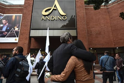 Un d&iacute;a despu&eacute;s del atentado, los ciudadanos se acercaron al lugar para rendir un tributo a las v&iacute;ctimas