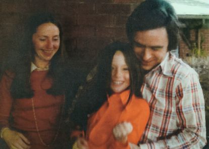 Elizabeth Kendall, su hija, Molly y Bundy, en una imagen del álbum personal de la exnovia del asesino.