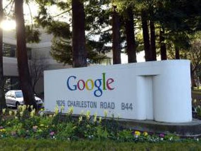 Fotografía de archivo tomada el 11 de enero de 2013 que muestra el logotipo de Google en las oficinas de la compañía en Mountain View (Estados Unidos). EFE/Archivo