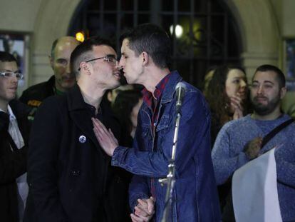 Los dos agredidos se besan este lunes durante una concentración de apoyo en Berga.