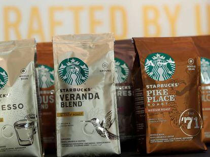 Bolsas de café de Starbucks, cuyos derechos de comercialización pertenecen a Nestlé.