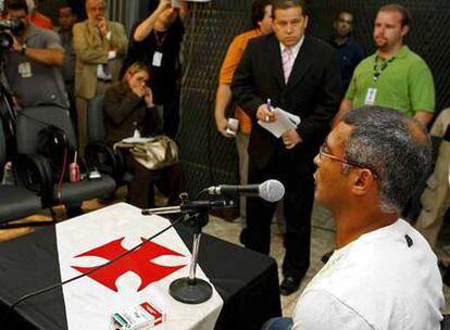 Romario, durante la rueda de prensa en la que anunció su positivo.